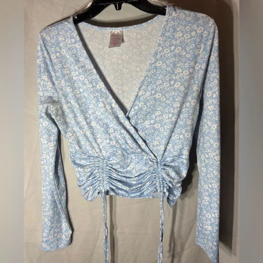 No Boundaries VNeck Women’s Top Size Large 11-13 EPC